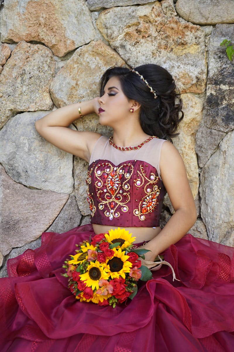 Quinceañera con vestido guinda y girasoles