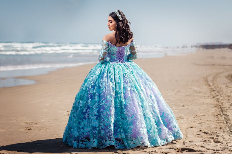 Vestido Turquesa y Lavanda en la Playa